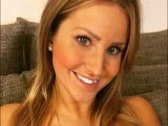 Fitness-Maus - blond female webcam at xLoveCam