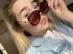 FlirtAlisa - female with brown hair and  small tits webcam at xLoveCam