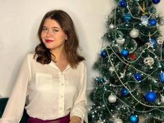 SaraRobertsone - female with brown hair webcam at LiveJasmin