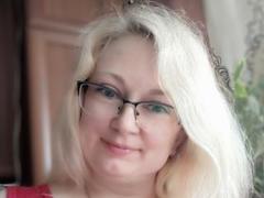 GlowWormXo - blond female webcam at xLoveCam