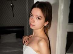 GraceGold - female with brown hair webcam at xLoveCam