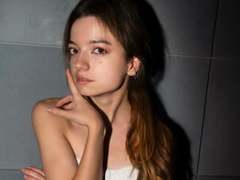 GraceGold - female with brown hair webcam at xLoveCam