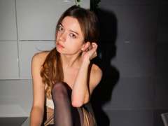 GraceGold - female with brown hair webcam at xLoveCam