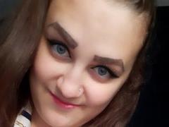 GracieJule - female with brown hair and  small tits webcam at xLoveCam