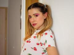 HeartHeidi - blond female webcam at xLoveCam