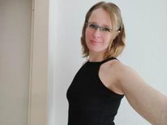 HeisseLina-hot - blond female webcam at xLoveCam