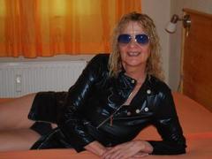 heisse-nachbarin - blond female webcam at xLoveCam