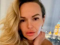 HollysMilf - blond female with  small tits webcam at xLoveCam