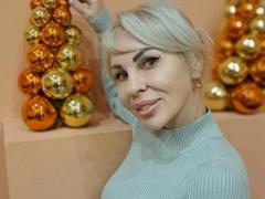 HotSia - blond female webcam at xLoveCam