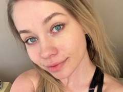 HollyCandyX - blond female webcam at xLoveCam