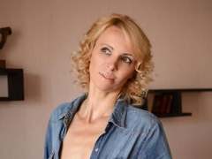 Inavate - blond female webcam at xLoveCam