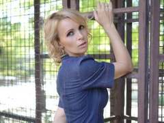 Inavate - blond female webcam at xLoveCam