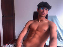 IsaacE - male webcam at xLoveCam