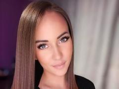 JaneWarren - female with brown hair webcam at xLoveCam