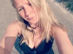 JuleRoxxX-hot - blond female webcam at xLoveCam