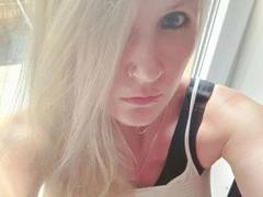 JuleRoxxX-hot - blond female webcam at xLoveCam