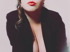 JuliaFrancaise - female with brown hair webcam at xLoveCam