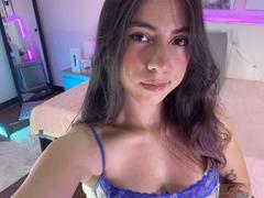 JuliaGarciax - female with brown hair webcam at xLoveCam