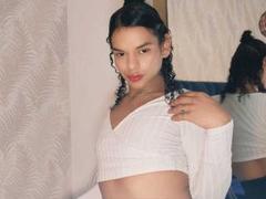 JulianaDollts - shemale webcam at xLoveCam