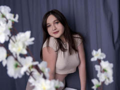 JuliaEstes - female with brown hair webcam at LiveJasmin