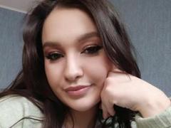 JuliaEstes - female with brown hair webcam at LiveJasmin