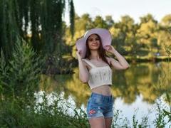 KaraCriegs - female with brown hair webcam at xLoveCam