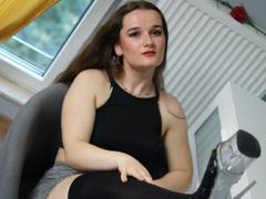 KateUnique - female with brown hair webcam at xLoveCam