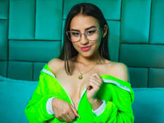 Kyliieamberr - female with brown hair webcam at ImLive