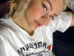 kyraX - female webcam at xLoveCam