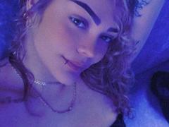 kyraX - female webcam at xLoveCam