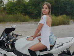 LanieHotXX - female with brown hair webcam at xLoveCam