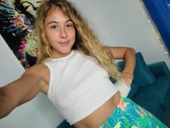 LaureenCathryn - female with brown hair and  small tits webcam at xLoveCam