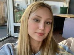 LaylaHott - blond female webcam at xLoveCam