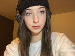 LeahCute - female with brown hair and  small tits webcam at xLoveCam