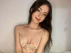 LeahCute - female with brown hair and  small tits webcam at xLoveCam