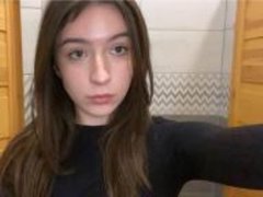 LeahCute - female with brown hair and  small tits webcam at xLoveCam