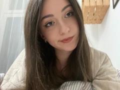 LeahCute - female with brown hair and  small tits webcam at xLoveCam