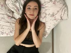 LeahCute - female with brown hair and  small tits webcam at xLoveCam