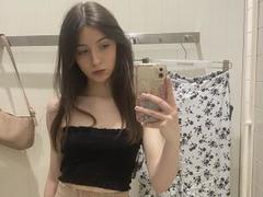 LeahCute - female with brown hair and  small tits webcam at xLoveCam