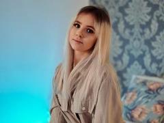 LindseyLovely-ext - blond female webcam at xLoveCam