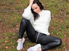 LuderMeggie-hot - female with black hair webcam at xLoveCam