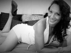 LylyFrench - female with brown hair webcam at xLoveCam