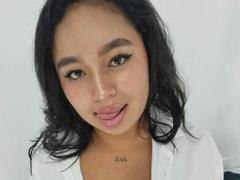 MaddyFoxy - female with black hair webcam at xLoveCam