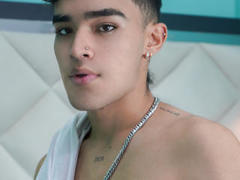 MikeLeon - male webcam at xLoveCam