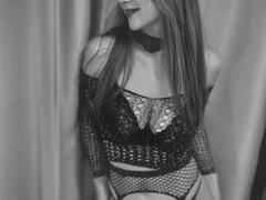 MikyWayxy - female with brown hair webcam at xLoveCam