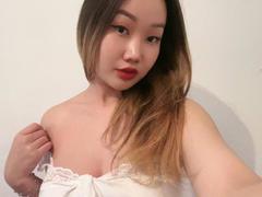 MinekoLain - female with brown hair webcam at xLoveCam