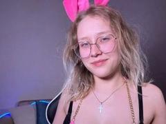 Pollylove - blond female with  small tits webcam at ImLive