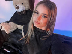 Natonia - blond female webcam at xLoveCam