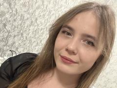 OliviaKris - female with brown hair webcam at xLoveCam