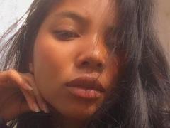 Omaliia - female with black hair webcam at xLoveCam